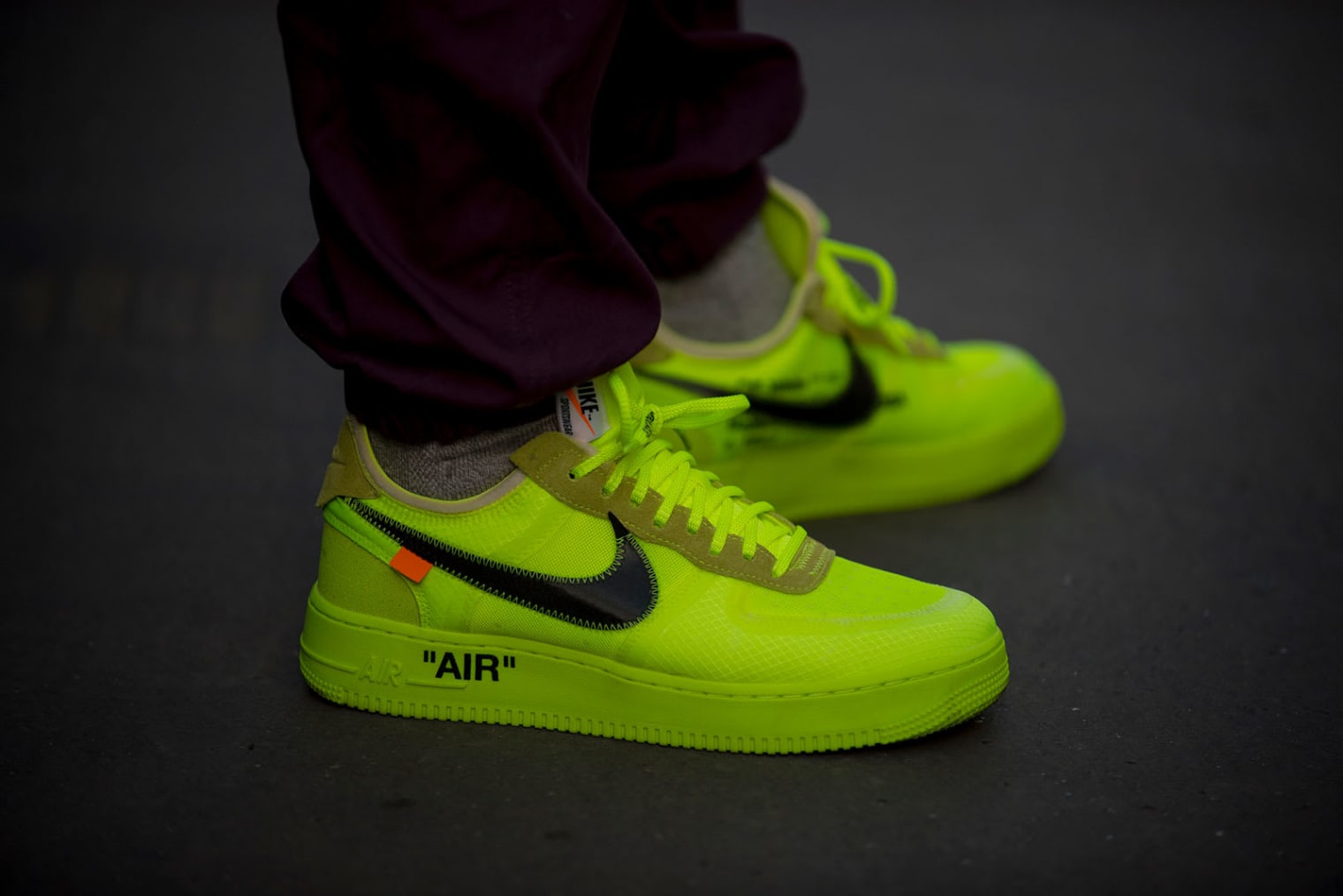 nike off white volt on feet