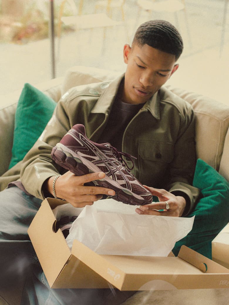 Man holding Asics GEL-Cumulus Sneaker in Port Royal.
