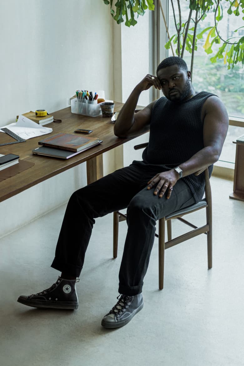 converse a cold wall on feet