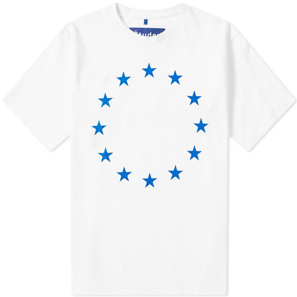 Dressed in the brand’s signature white and blue colourway, Études share their distinctive Europa stars design. Printed across the chest of this pure cotton garment, the Parisian label offer their symbol of unity. Iconic and immediately recognisable, Études make this tee to an exacting standard in Portugal.  

100% Cotton
Ribbed Crewneck
Stars Print
Made in Portugal