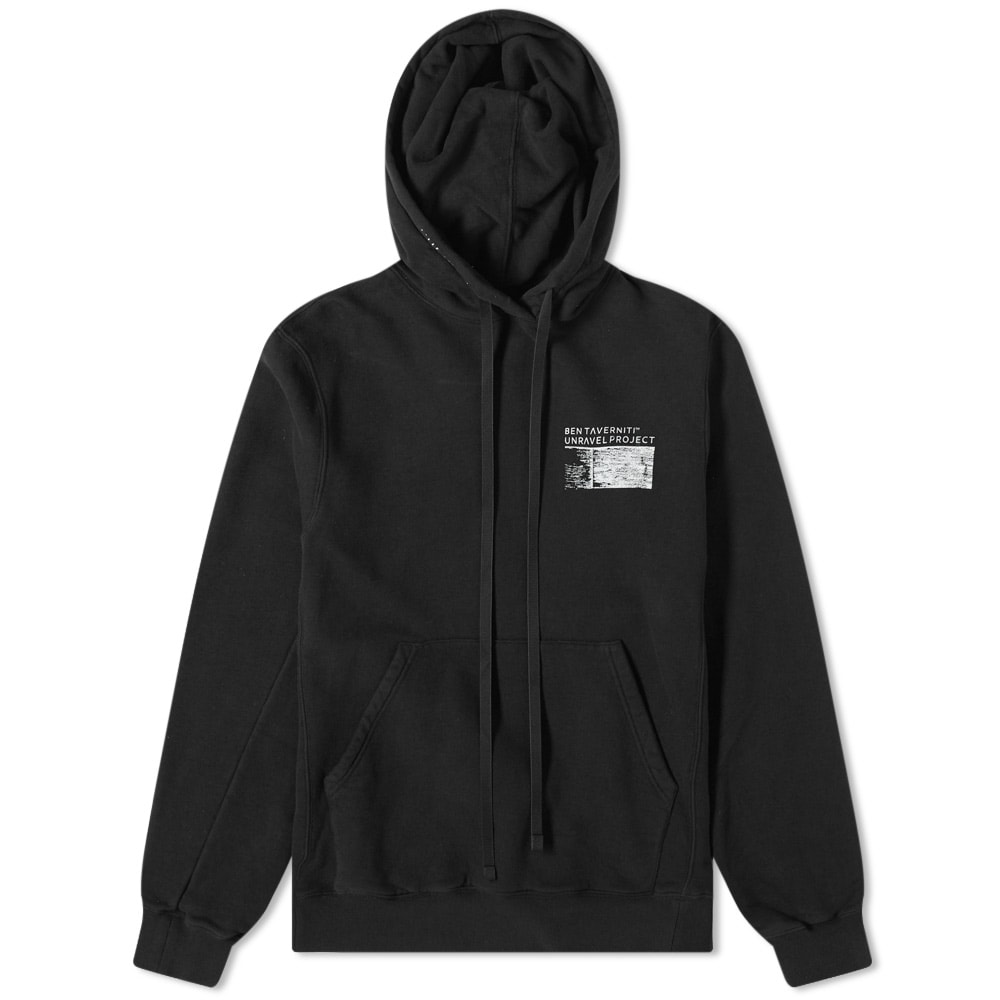 Echoing Ben Taverniti’s defiant luxury aesthetic, this hoody from Unravel Project will slot seamlessly into your streetwear rotation. Exuding urban appeal, the cosy sweat features a hood with elongated drawstrings, whilst printed branding to the chest adds a subtle touch. 
 
100% Cotton 
Drawstring Hood 
Printed Branding 
Kangaroo Pouch Pocket 
Woven Brand Patch  
Ribbed Cuffs & Hem 
Made in Italy