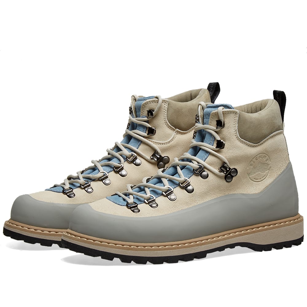 A go-anywhere boot for those off-bike occasions, Pas Normal Studios teams up with Diemme to offer an interpretation of the retro-styled Roccia Vet boot. Modernised through rubber overlays, the soft suede upper is realised in neutral beige and accented with a striking hit of blue to the tongue, while a hefty rubber outsole ensures you’ll be treading in both comfort and security regardless of where the adventure takes you.Suede UppersRubber OverlaysHiking LacesDebossed BrandingHeel PullRubber OutsoleMade in Italy