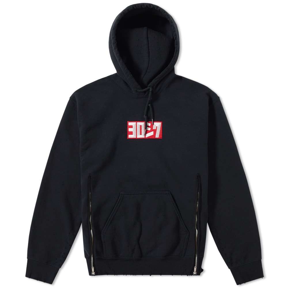 Masters of rethinking everyday silhouettes and transforming them into forward-thinking pieces, Sasquatchfabrix. have used their innovative details to update this cotton constructed Yoroshiku damaged hoody. While the sweat features the typical drawstring hood and kangaroo pocket that would be found on a hoody, Sasquatchfabrix’s distinct aesthetic can be seen in the embroidered graphic to the chest, distressed appearance and zip-up side seams; Japanese design meets contemporary styling.

100% Cotton
Zipped Side Seams
Distressed Appearance
Kangaroo Pocket
Embroidered Graphic to Front
Drawstring Hood
Ribbed Cuffs & Hem