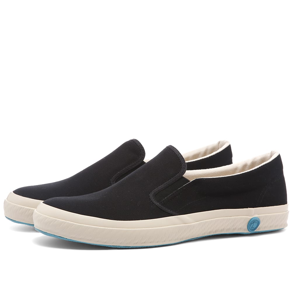 Made with vulcanised soles that have been kiln fired at 120°C using a ‘ka-ryu’ process, the JP slip on sneaker from Shoes Like Pottery offers an exceptional take on contemporary footwear. Embellished with elasticated panels and a rubberised brand stamp, this black pair are complete with canvas uppers and vibrant blue outsole tooling. 
 
Canvas Uppers 
Elasticated Panels
Rubberised Brand Stamp 
Vulcanised Rubber Outsole 
Made in Japan