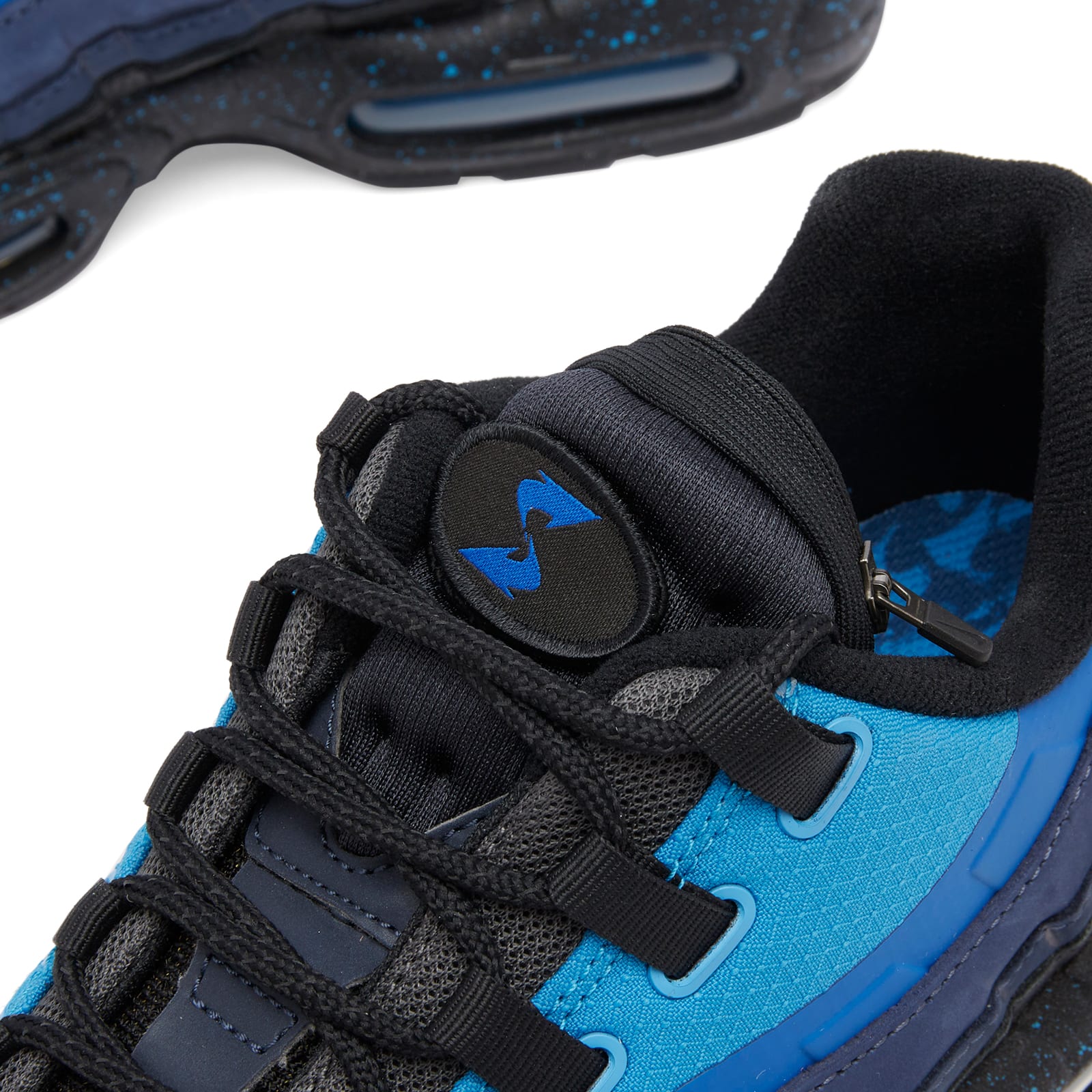 https://media.endclothing.com/media/catalog/product/1/0/10-12-24-NS_HF5515-400_3_1.jpg