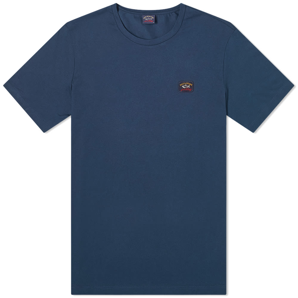 Crafted with quality Italian craftsmanship at its core, this Paul & Shark tee will bring a sleek elegant touch to your staple wardrobe. Cut from a soft cotton jersey, it is embellished to the chest with the brand’s appliqué patch, completing the look with a subtle touch. 

100% Cotton
Ribbed Crewneck 
Appliqué Branding
Made in Italy