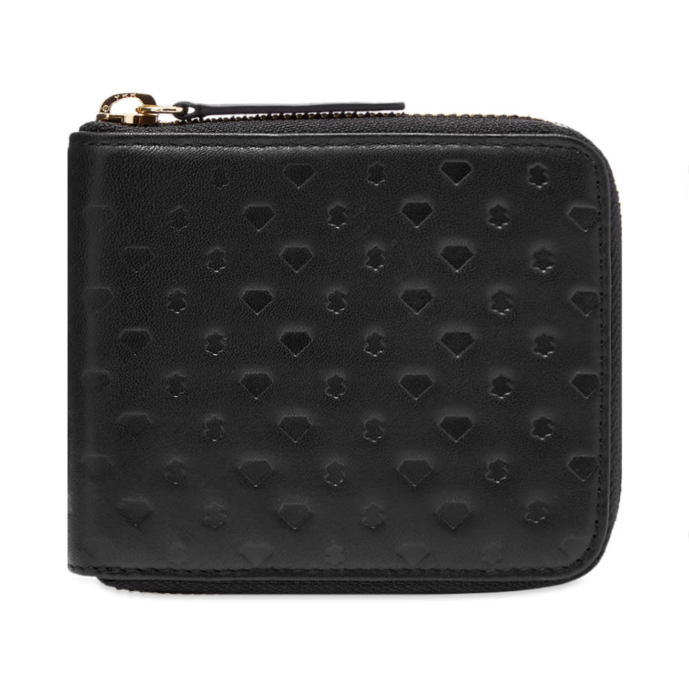Welcomed in a slick all-black colourway, Billionaire Boys Club delivers this wallet into its latest collection of premium leather accessories and details it with seasonal debossed diamond and dollar signs throughout. Host to internal compartments for your cash, cards and coins, it’s secured with a gold-tone zip for added security.   Leather Construction Zip Closure 4 Card Slots Note Sleeve Coin Pocket Debossed Branding