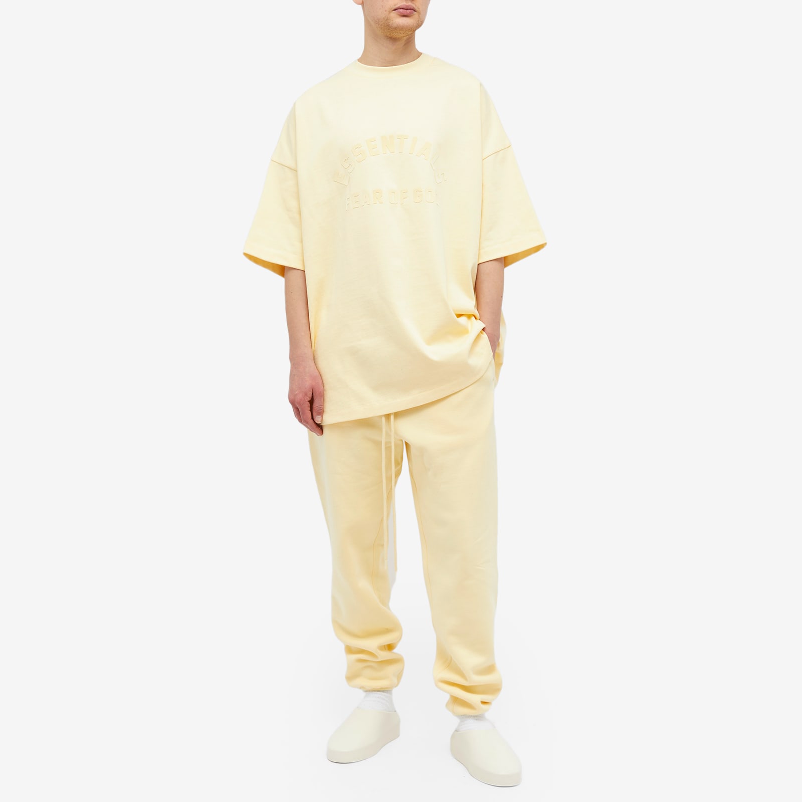 関税込＊FEAR OF GOD ESSENTIALS＊半袖Tシャツ ガーデンイエロー Fear of God ESSENTIALS Men's Spring Printed Logo T-Shirt in