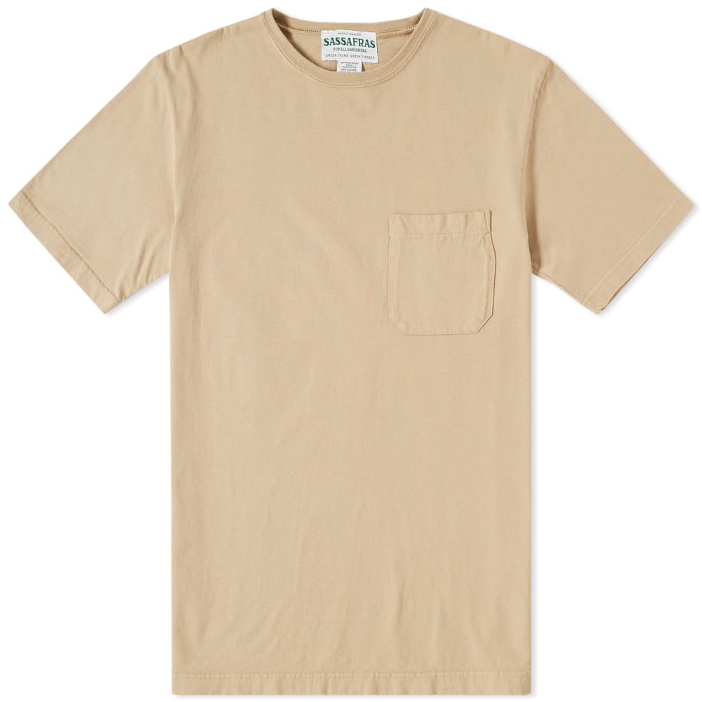 Work, military and outdoor wear come together to inspire the creative outputs of Japanese label Sassafras. Since its founding in 2004, this brand continues to produce functional, comfortable and heavy duty menswear apparel. 
The soft cotton jersey of the Chop Corner Pocket tee has been garment dyed and is detailed with a patch pocket to the chest that has been appropriately ‘chopped’ at the sides. Perfect for layering up this tee will be the solid foundation of any look.

100% Cotton
Garment Dyed
Patch Pocket to the Chest
Made in Japan