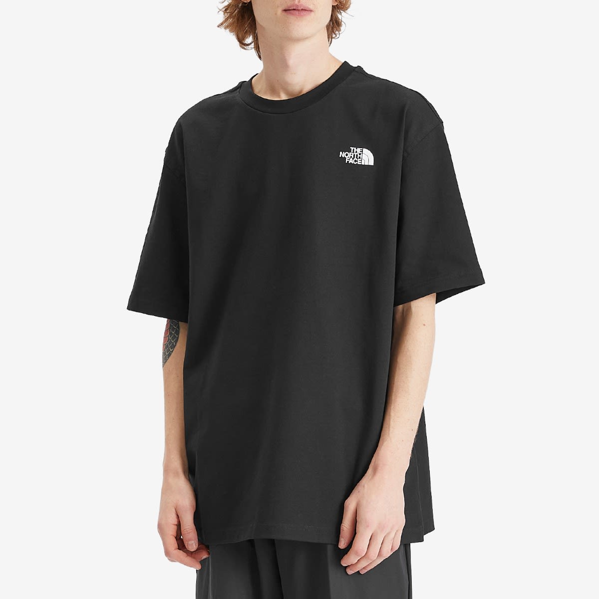 【送料関税込】The North Face Nse Oversized Carabiner T-Shirt The North Face Men's Nse Oversized Carabiner T-Shirt in Grey