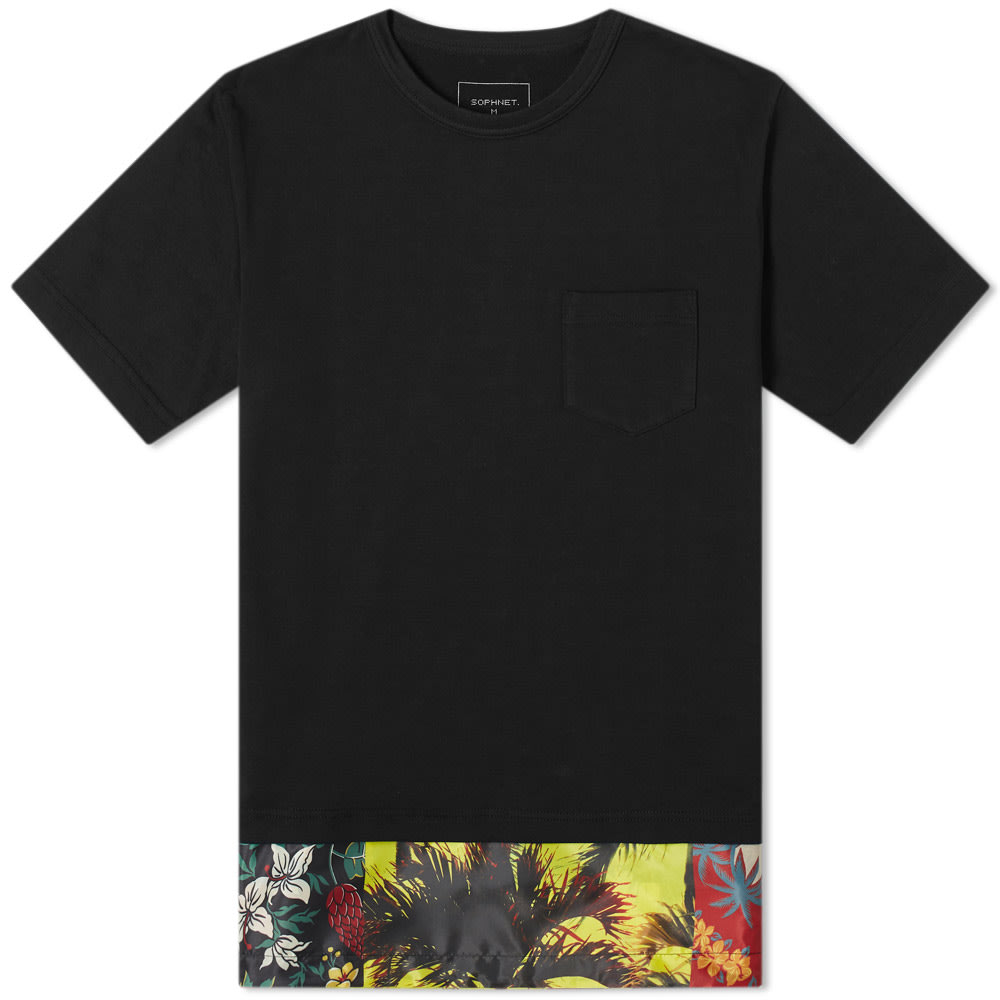 Putting a tropical twist on a classic black t-shirt, Hirofumi Kiyonaga’s SOPHNET. showcase their original botanical graphics at the hemline of this jersey style. Fitted with a single chest pocket, the panelled piece can be adjusted thanks to a toggled drawstring.

100% Cotton
Polyester Panel 
Ribbed Crewneck 
Patch Pocket 
Drawstring Hem
Made in Japan