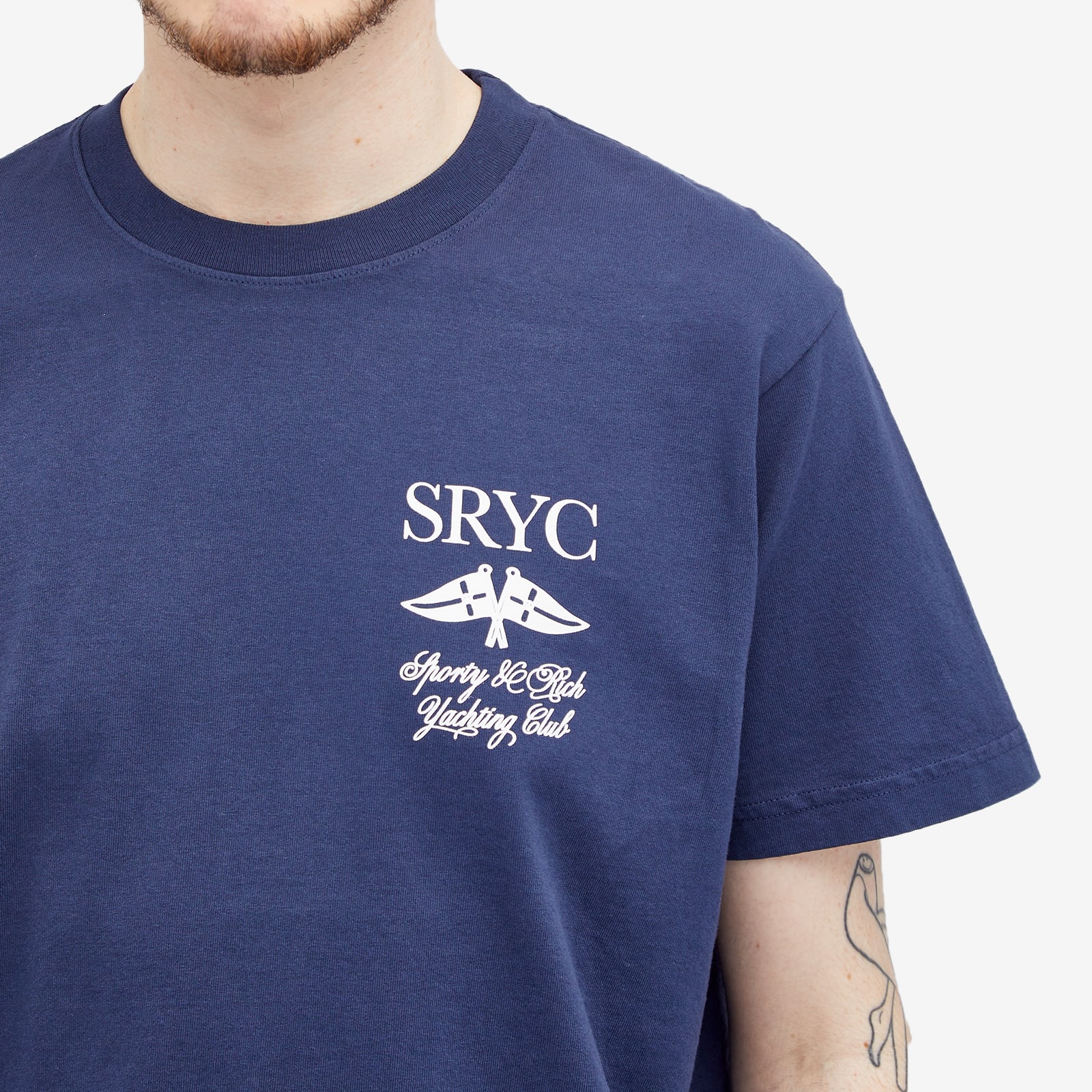 Tシャツ・カットソー Sporty & Rich Unisex Yacht Club Logo Tee TS882NA Sporty & Rich Men's Yacht Club T-Shirt Navy/White | TS882NA