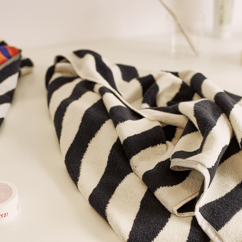 Dusen Dusen Bath Towel Black & White River END. (US)