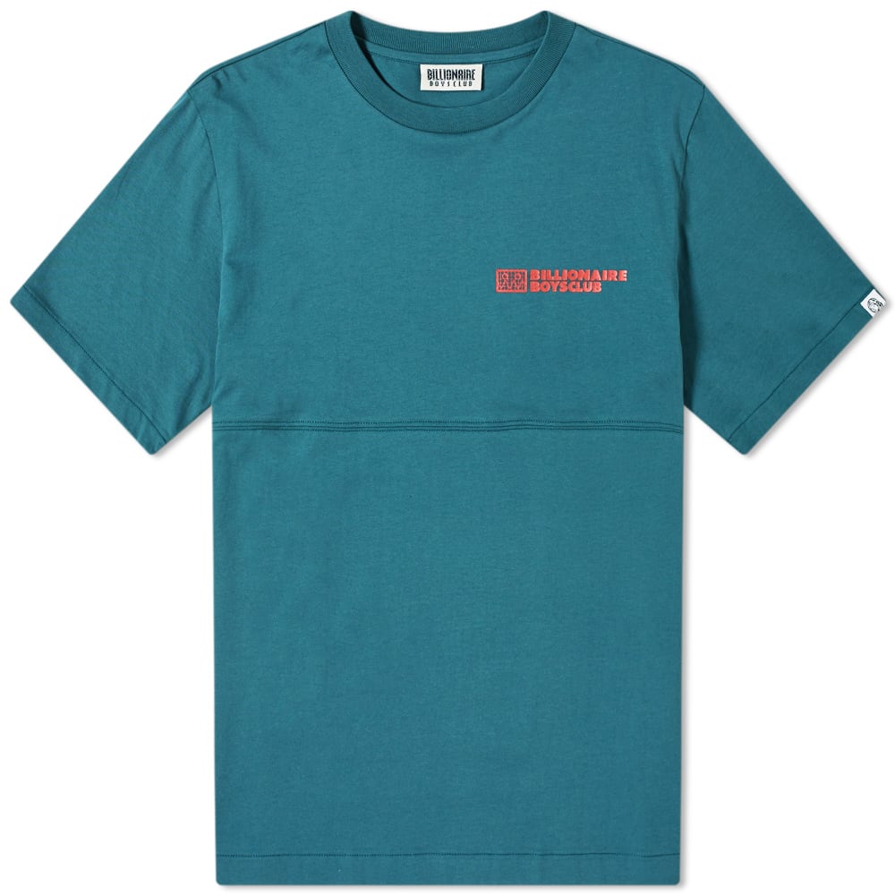 A look towards our computerised future, Billionaire Boys Club introduces this green tee, complete with a robotic face. Trimmed with a ribbed crewneck with branding to the chest and left sleeve, a panelled construction gives this t-shirt a unique identity without sacrificing on its simplistic appeal.100% CottonPanelled ConstructionRibbed CrewneckPrinted BrandingWoven Brand Tab