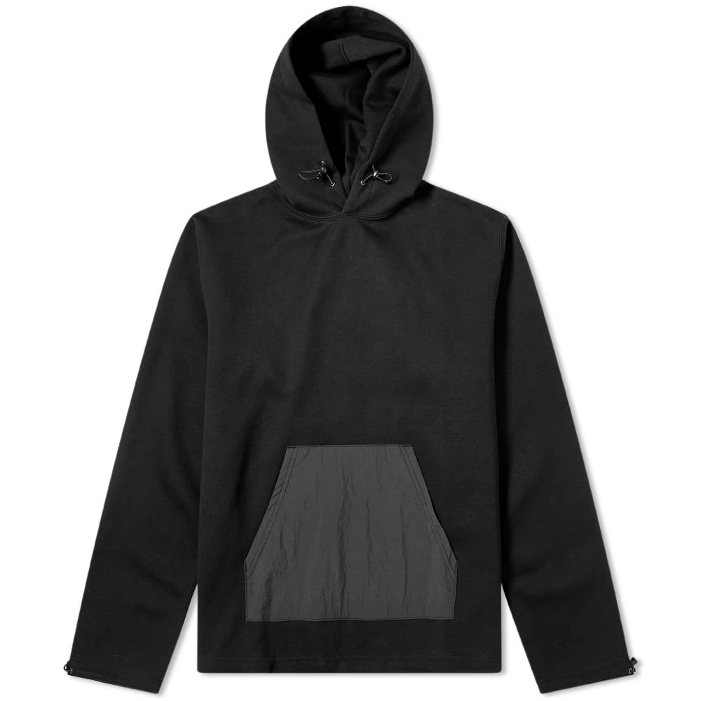 A simple style that boasts expert Japanese craftsmanship, SOPHNET.’s Code hoody arrives in a slick all-black colourway this season and comes detailed with a minimal box logo graphic at the back. Made in Japan from a comfortable cotton-poly blend, the hoody is equipped with toggle trims and a warming hood to help protect you from periods of inclement weather.  74% Cotton, 26% Polyester Kangaroo Pouch Pocket Printed Branding Drawstring Trims Made in Japan