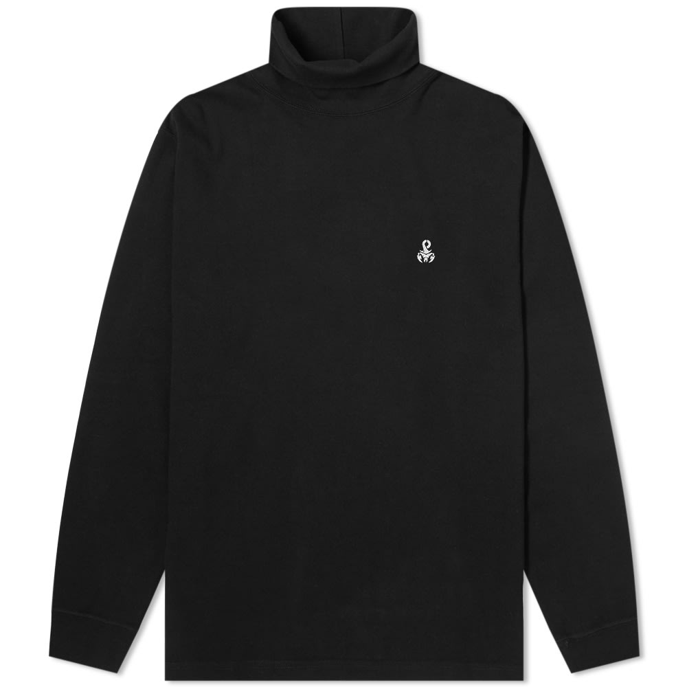 Perfect to wear alone or as a warming base-layer under your favourite sweat, SOPHNET.’s classic long-sleeved tee arrives with a high neck this season, designed to keep the chilly winter breezes at bay. Made in Japan from pure cotton, the tee comes detailed with the brand’s iconic scorpion motif embroidered at the chest for a subtle hint of understated authenticity.   100% Cotton High Neck Embroidered Scorpion Woven Brand Patch Ribbed Trims Made in Japan
