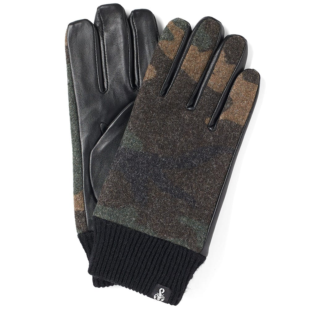 Built from leather and wool, this robust pair of gloves from SOPHNET. are sure to keep your hands warm all winter long. A signature camouflage pattern decorates this pair throughout and to its ribbed cuffs, a woven logo tab is a final seal of approval.

Goat Leather & Light Wool Melton Construction
Woven Logo Tab
Ribbed Cuffs