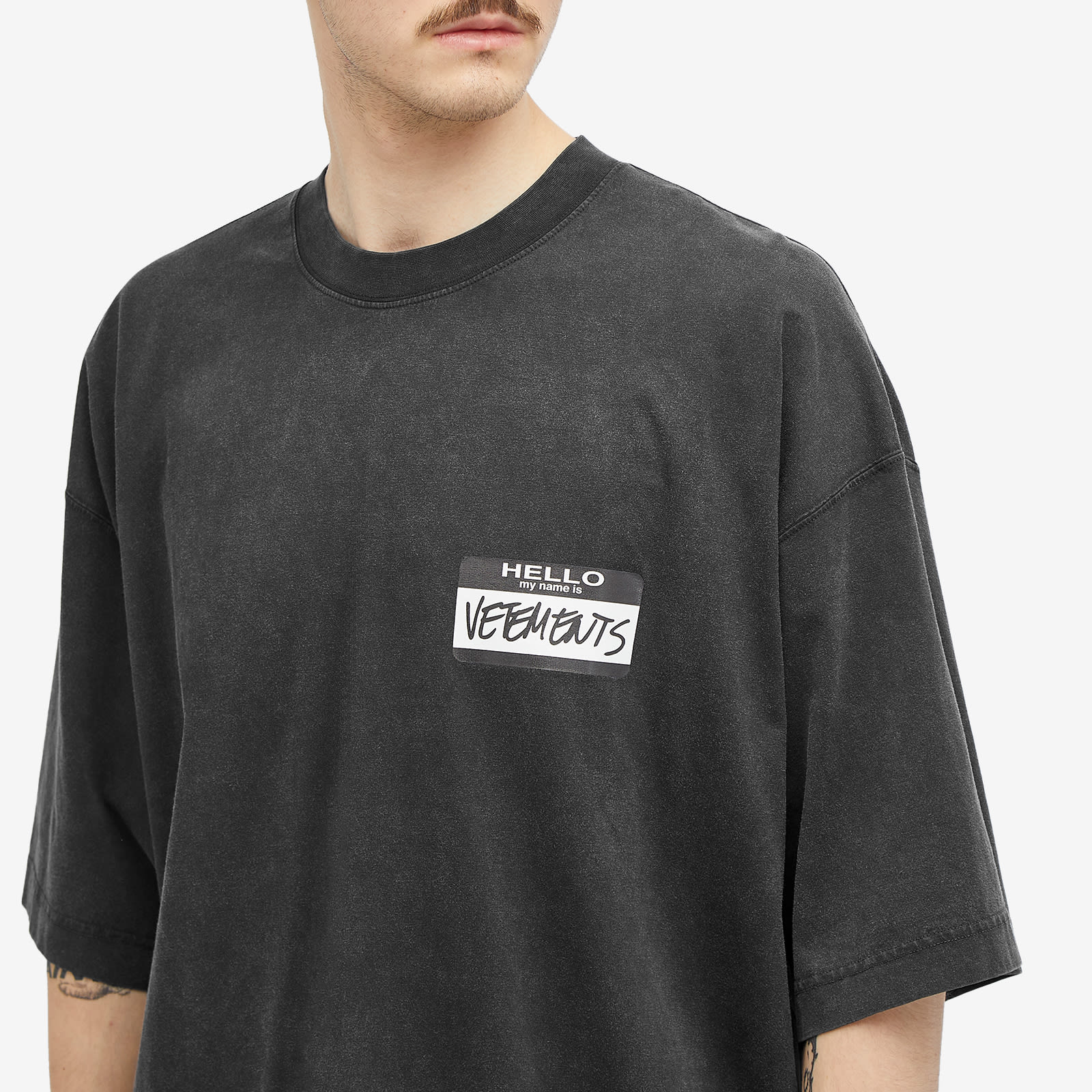VETEMENTS Men's Hello My Name Is VETEMENTS Men's T-Shirt Black