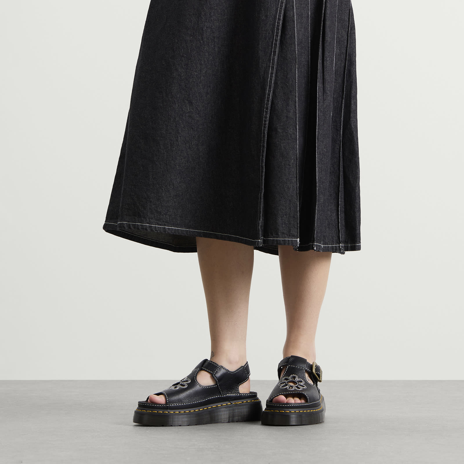 Dr. Martens Dunnet Flower Full Grain Leather Sandals 'Black' (Women's) — foto 6