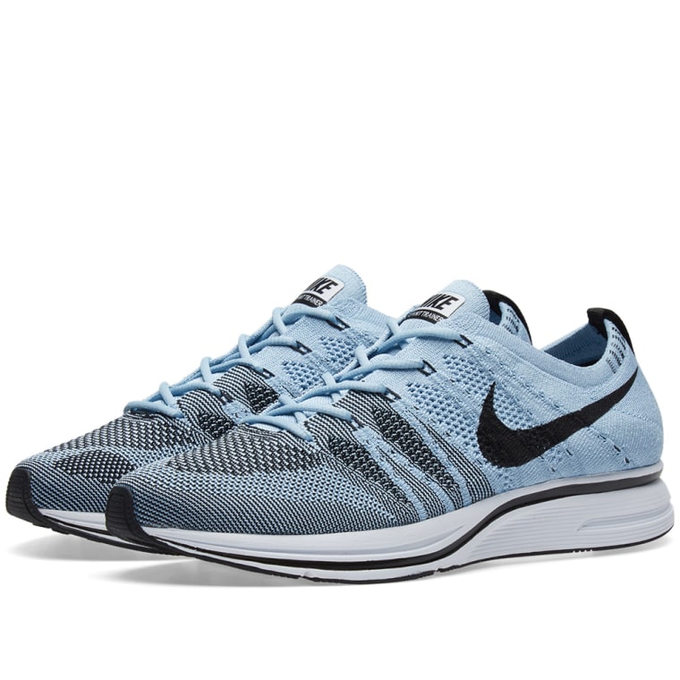 https://media.endclothing.com/media/f_auto,q_auto,w_760,h_760/prodmedia/media/catalog/product/2/0/20-09-2017_nike_flyknittrainer_cirrusblueblack_ah8396-400_eh_1.jpg