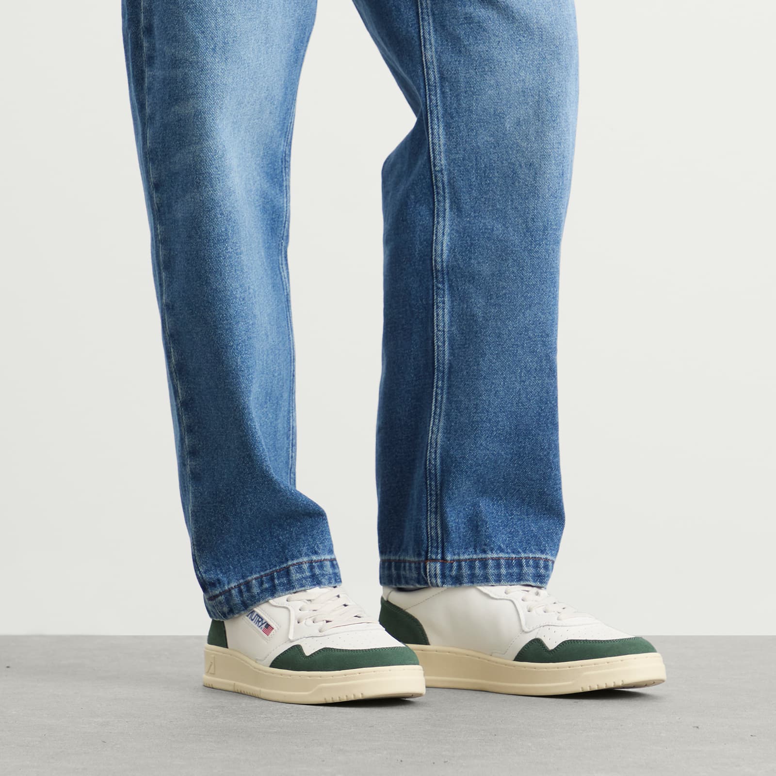 Autry 01 Medalist Low Goat Leather Sneaker - Wht/Bottle