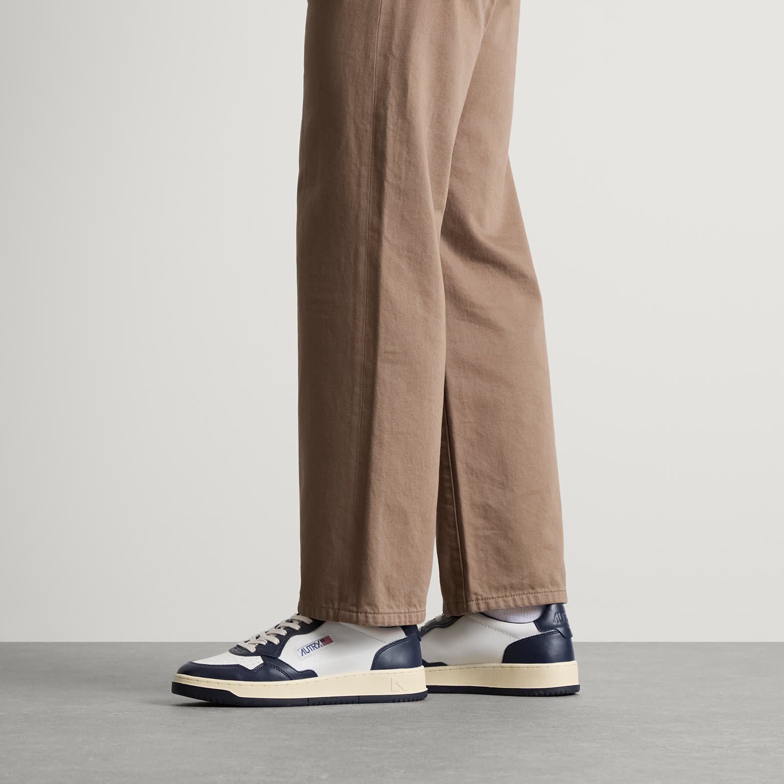 Autry 01 Medalist Low Leather Sneaker - Wht/Blue