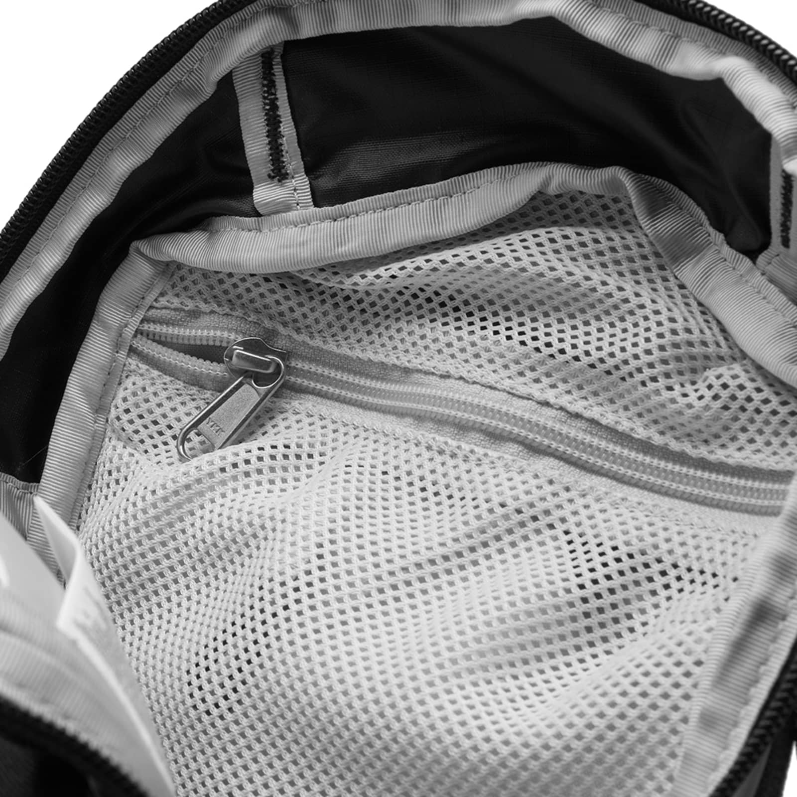 the-north-face-borealis-sling-black-white-end-es
