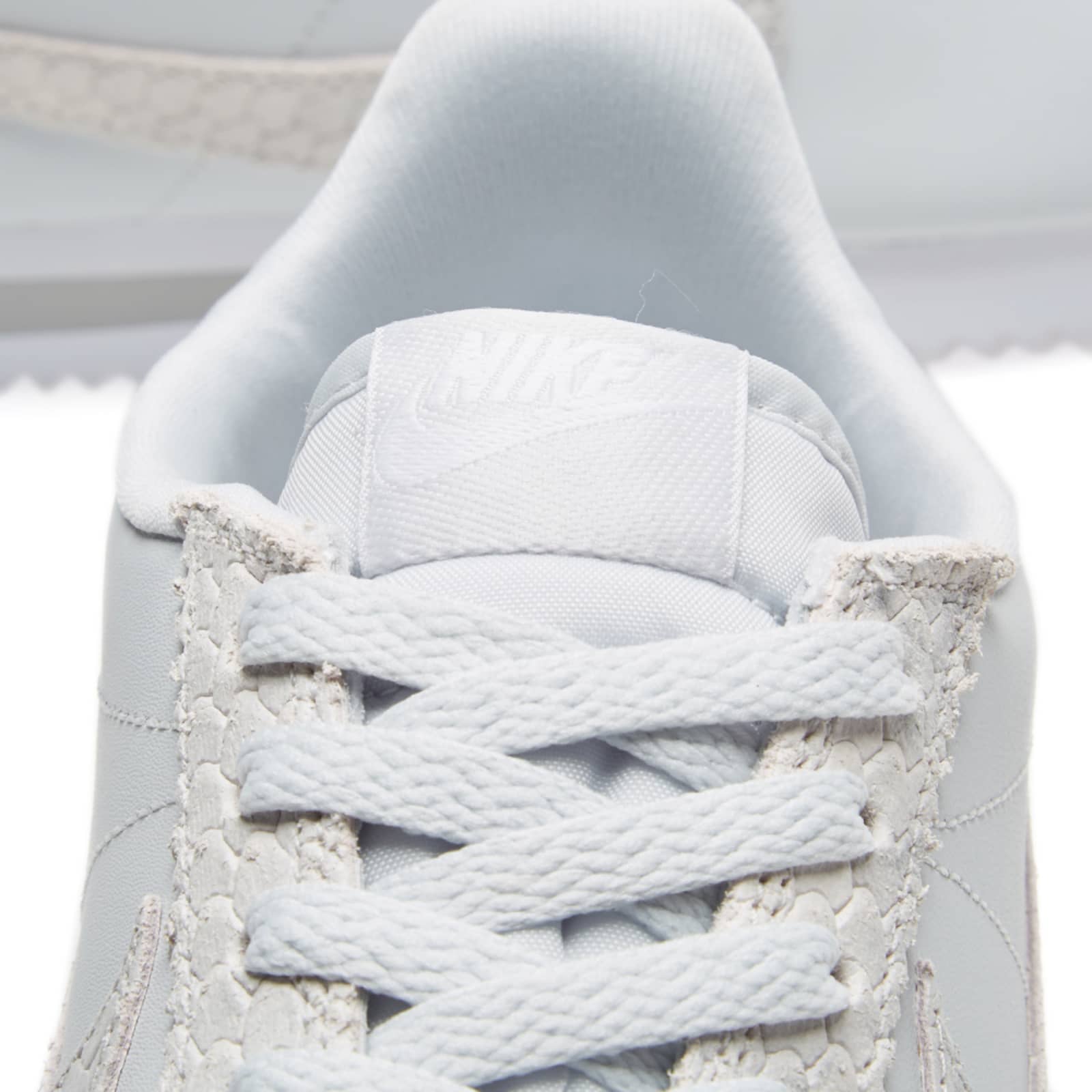 nike cortez platinum