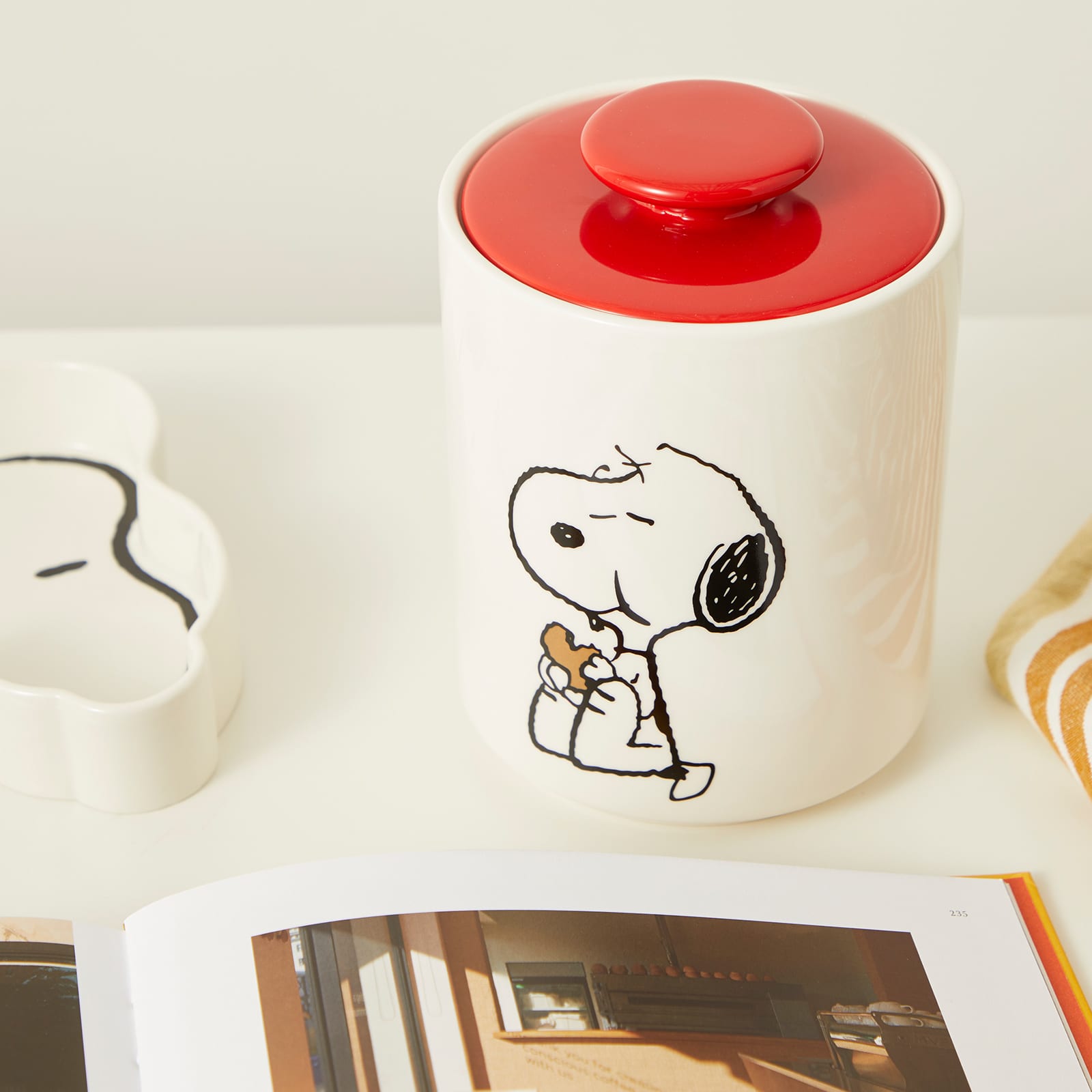 Peanuts Snoopy Cookie Jar White & Red END. (SG)