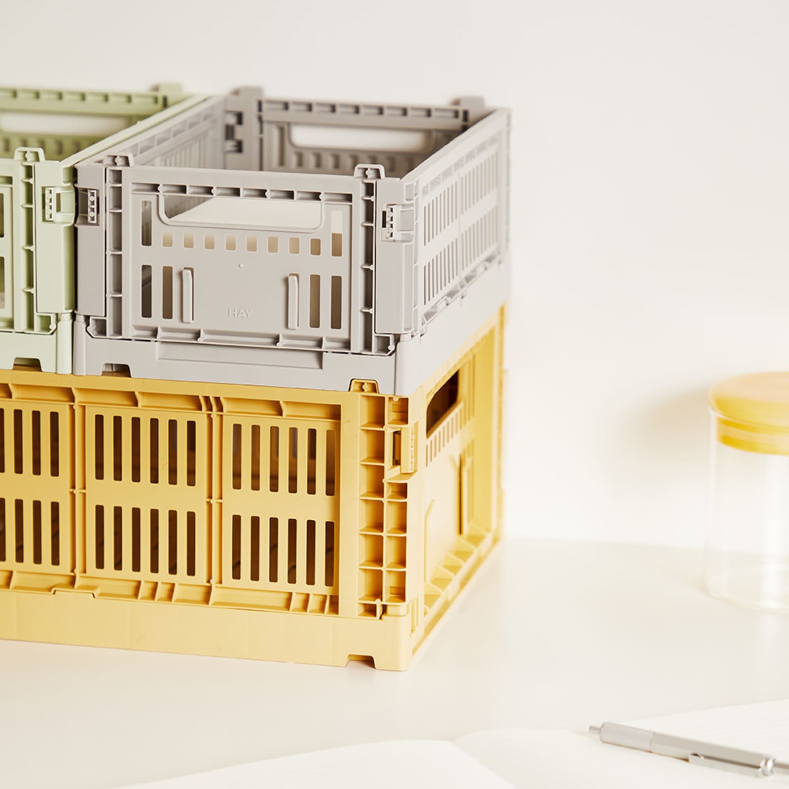 HAY Small Recycled Colour Crate Light Grey END. (ES)