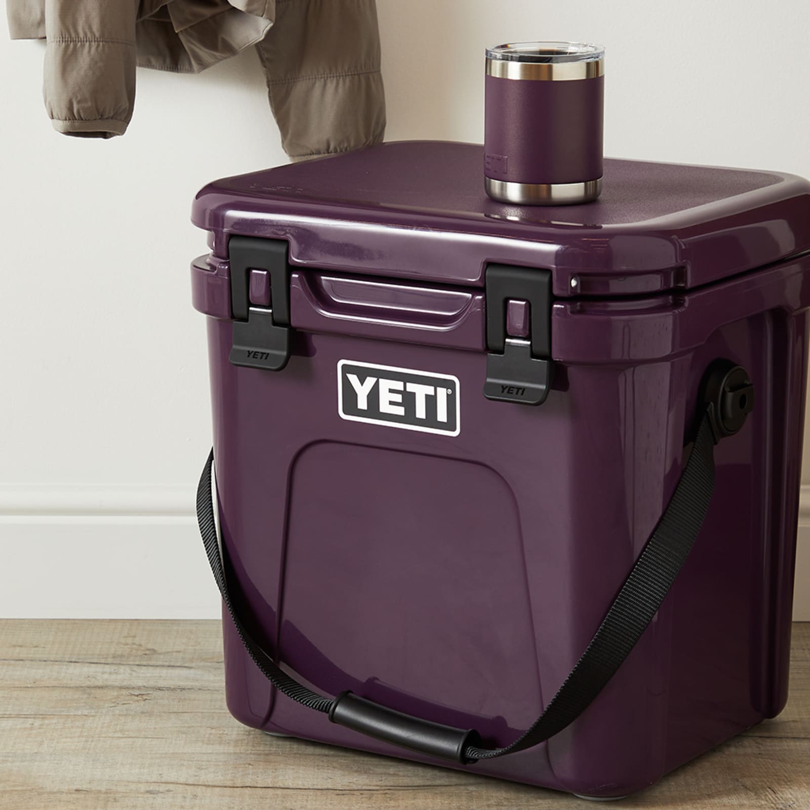 YETI Roadie 24 Cooler With Soft Strap Nordic Purple END. (GB)
