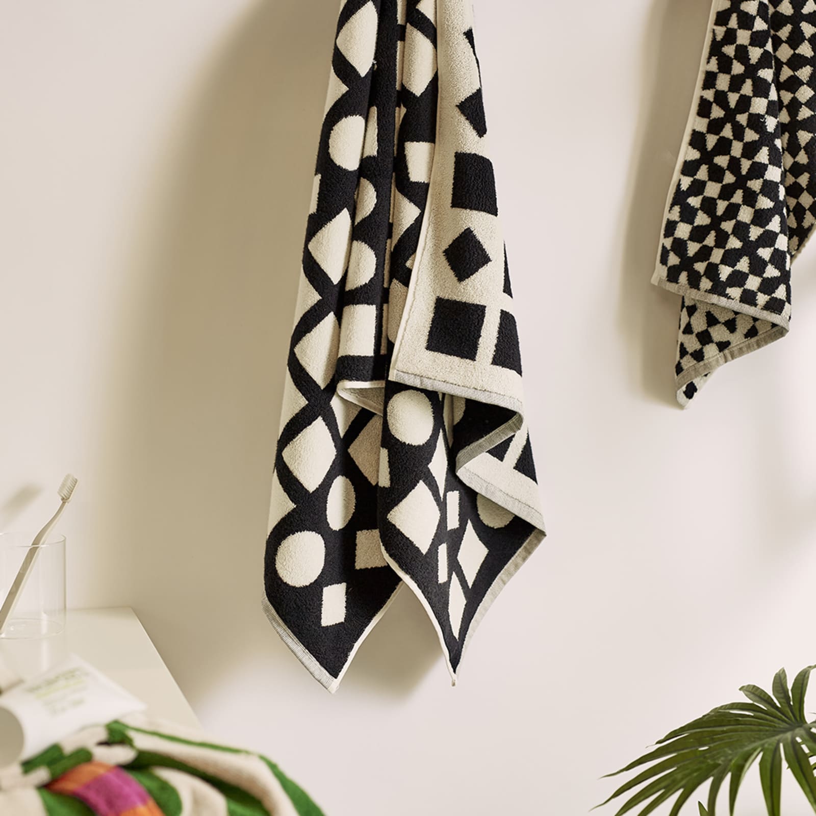 Dusen Dusen Bath Towel Black & White Shapes END.