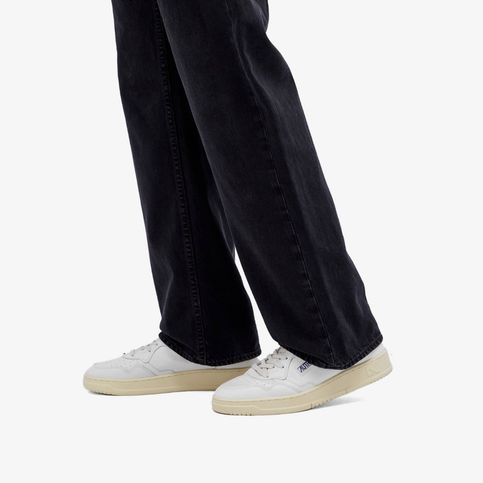 Autry 01 Low Leather Sneaker - White & Black