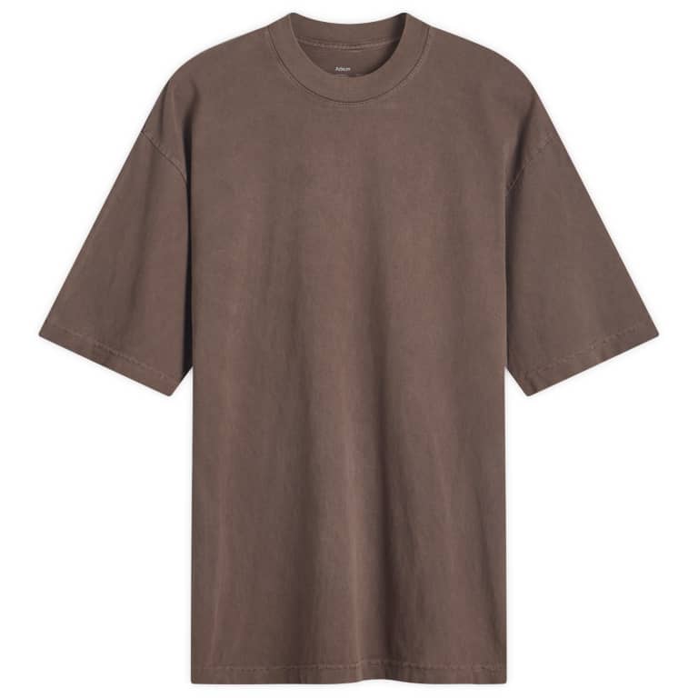 Футболка с надписью Adsum Lily