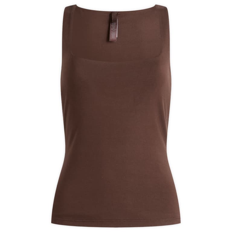 Облегающая плавными слоями майка с квадратным вырезом горловины