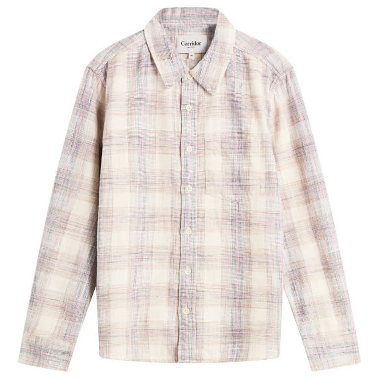 Клетчатая рубашка с длинным рукавом из розового дерева в коридоре