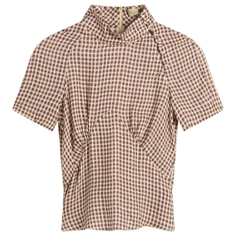 Надевает блузку Тесс