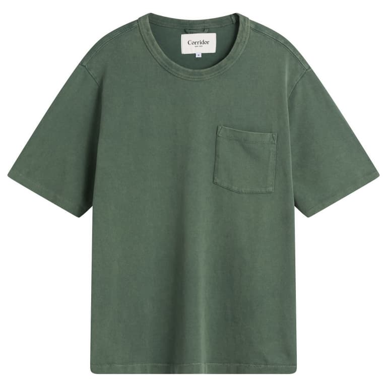 Футболка с краской для одежды с карманом в коридоре