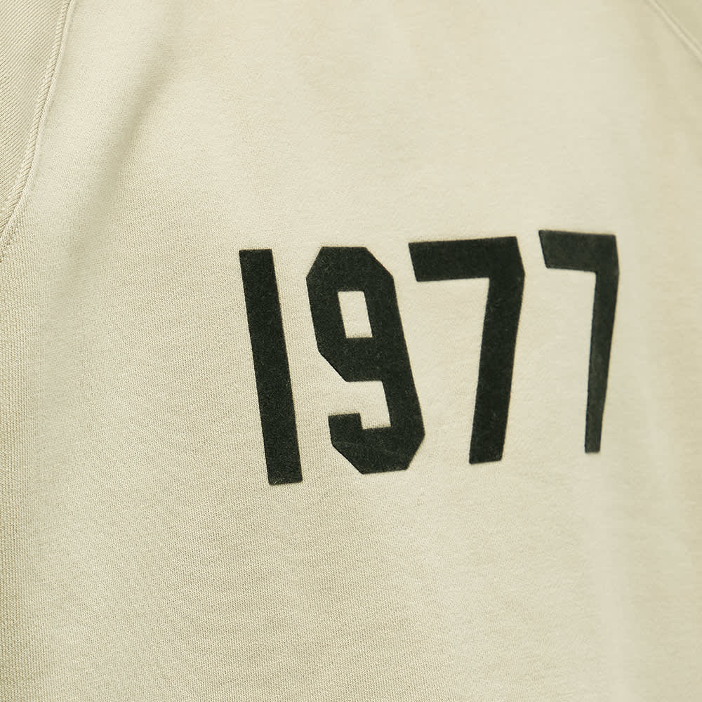 Fear of God ESSENTIALS 1977 Crew Neck Sweat Wheat END. (Europe) Fear of God ESSENTIALS 1977 Crew Neck Sweat Wheat END. (Europe)