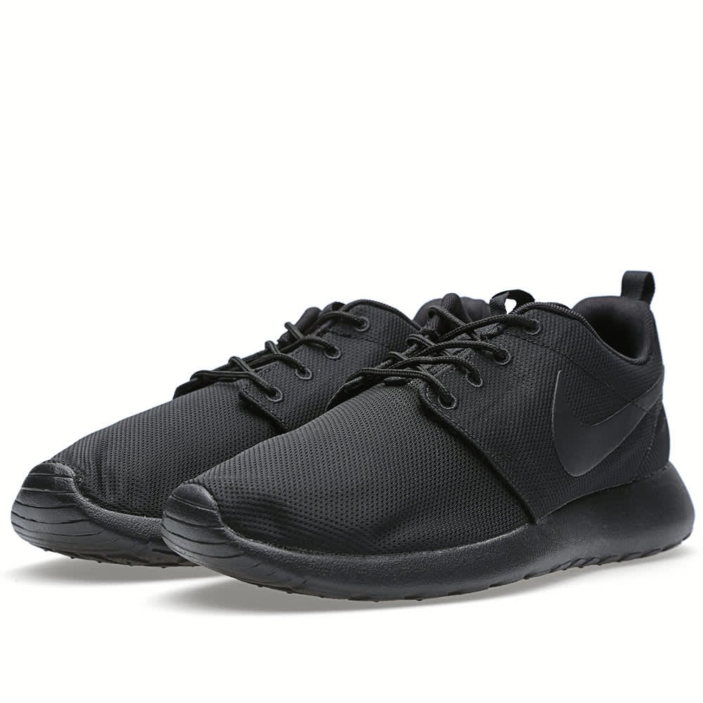 nike roshe run triple black