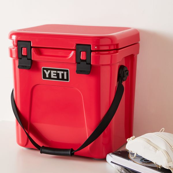 YETI Roadie 24 Cooler With Soft Strap Bimini Pink END. (Europe)
