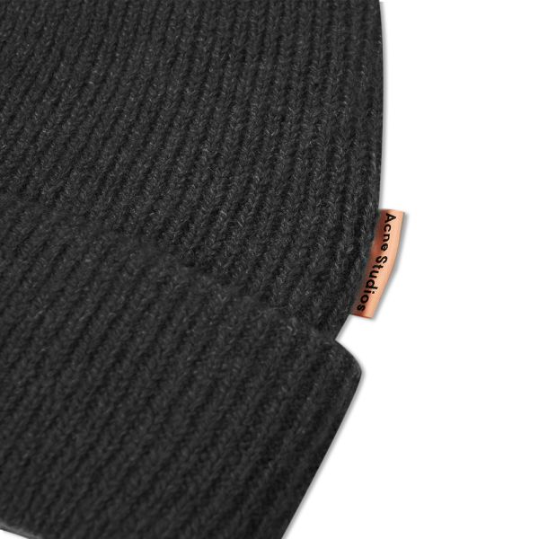 acne beanie black