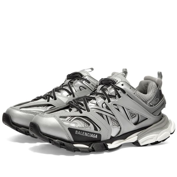 sport shoes used on tracks